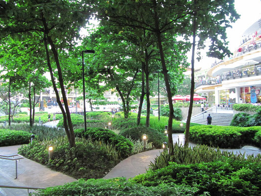 Garten des Shopping-Malls Ayala Center.
