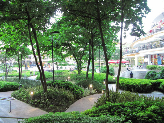 Garten des Shopping-Malls Ayala Center.