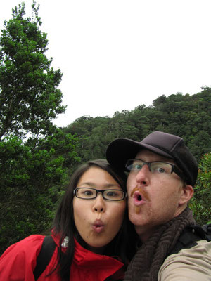 Wir mit dem deutlich zu erkennenden Mt. Kinabalu (höchster Berg Borneos) im Hintergrund.