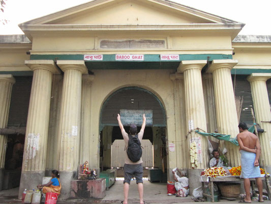 Eingang zum Baba-Ghat, einem der heiligsten Waschungsplätze in Kolkata.