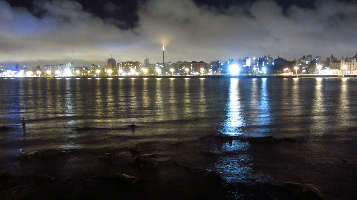 Blick auf den Rio de la Plata bei Nacht von der Rambla aus.