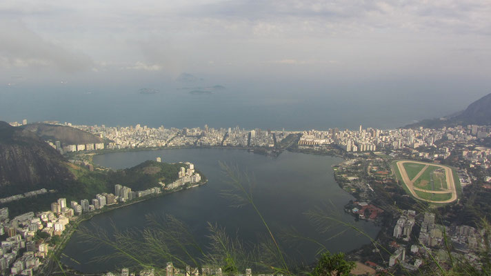 Die Lagoa Rodrigo de Freitas, umgangssprachlich eifach  "Lagoa" genannt ist eine Lagune und ein Distrikt in der Lgoa, Zona Sul (Südzone) der Stadt. Die Lagune ist durch einen künstlichen Kanal mit dem Atlantik verbunden.