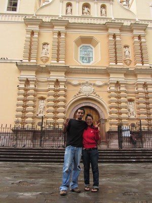 Luis und Chihi vor der Kathedrale am Plaza Morazan (oft Parque Central genannt).