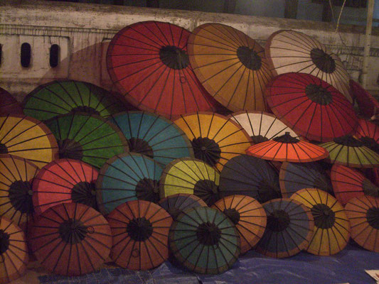 Papierschirme auf dem Nachtmarkt.