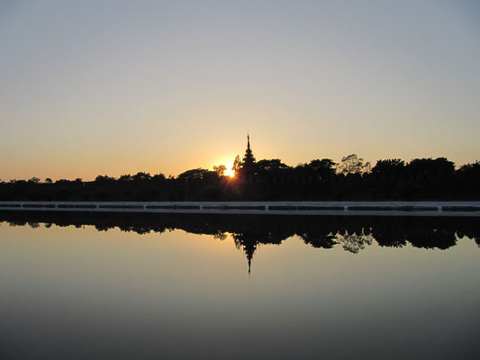 Sonnenuntergang am Wassergraben. (Mandalay Palast)