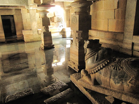 Im unterirdischen Virupaksha-Tempel vor einer Nandi-Statue.