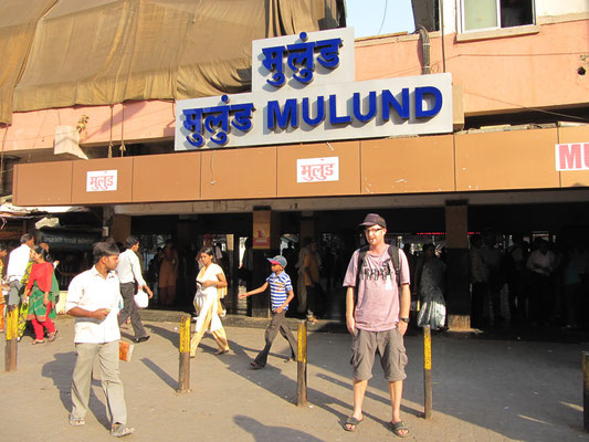 "Back in Mulund" vor dem Bahnhof.