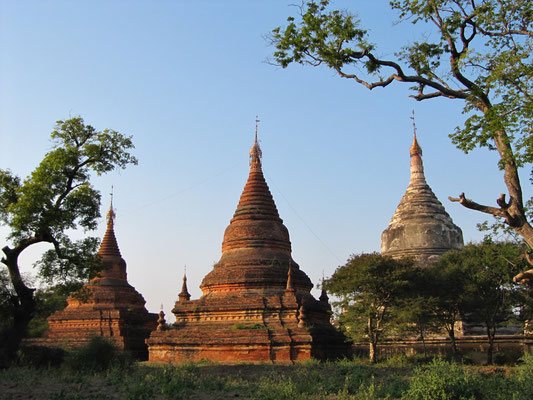 Unbekannte Steinstupas. Jedenfalls uns unbekannte.