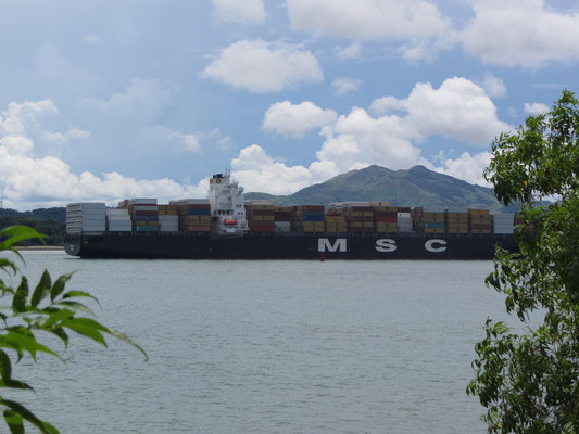 Blick vom Causeway auf einen in den Panamakanal einbiegenden Frachter.