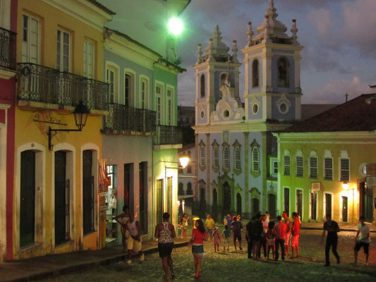 Auch am Abend sind die Straßen bunt. Yeah, wir sind in Salvador.