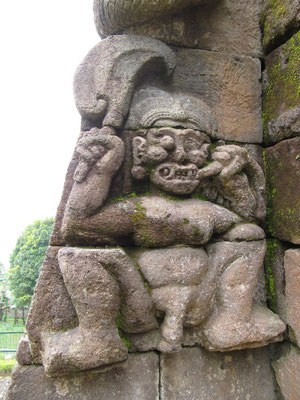 Steinskulptur am Candi Sukuh auf dem Lawu-Berg.