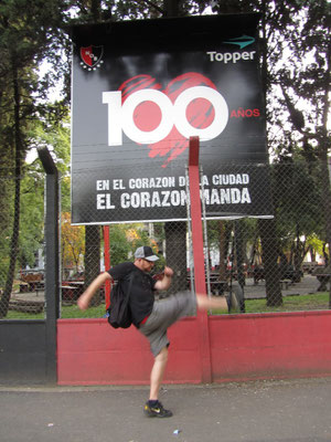 Vor dem Stadion der Newell's Old Boys.