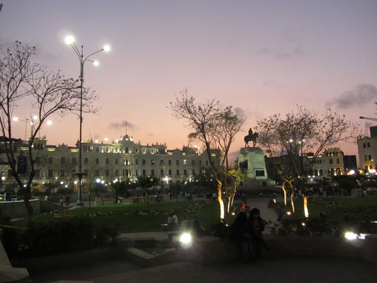 Lima wird dunkel. (Plaza San Martin)