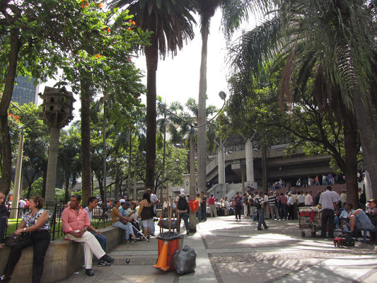 Vor der größten Metrostation Parque Berrio.