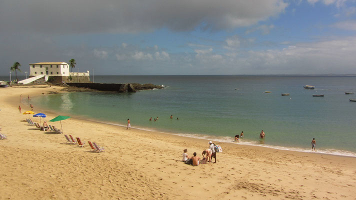 Blick auf den Strand mit dem Museum für Seefahrt im Hintergrund.