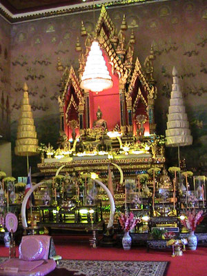 Wat Pho Chai, die goldene Buddha-Statue (Höhe etwa 1,50 Meter) heißt Luang Phra Sai; Wandfresken erzählen die abenteuerliche Geschichte der Buddha-Statue des Tempels: König Puttha Yotfa Chulalok (Rama I.) wollte sie aus Vientiane nach Bangkok holen, wobei
