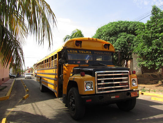 Ein alter amerikanischer Schulbus im Einsatz auf den Straßen Leons.