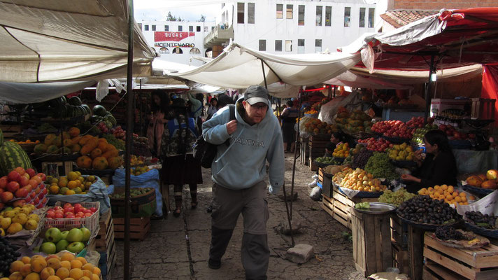 Die niedrighängenden Planen auf dem Markt veranlassten Sebastian stets gebückt zu laufen.