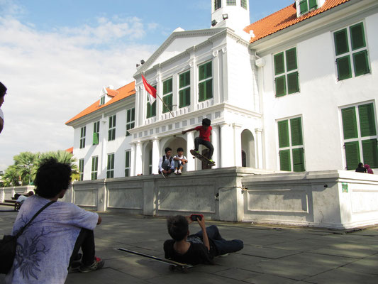 Skateboarders auf dem Taman Fatahillah.