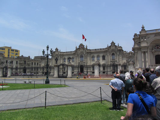Perus Regierungspalast im neobarocken Stil. Der Palacio de Gobierno erhebt sich an der selben Stelle, an der einst der Palast Pizarros stand.