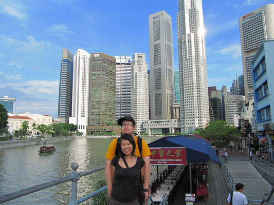 Boat Quay mit CBD im Hintergrund.