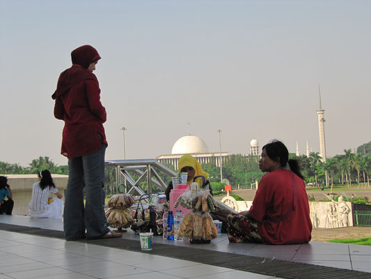 Snackverkäuferinnen am Monas (im Hintergrund die Kuppel und Türme der Istiqlal-Moschee).