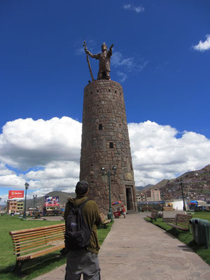 Monumento Pachacuteq. Diese Statue des Inkakriegerkönigs Pachacuteq steht auf einem zylindrischen Podest. Zusammen mit diesem misst die Statue über 22 Meter Höhe.