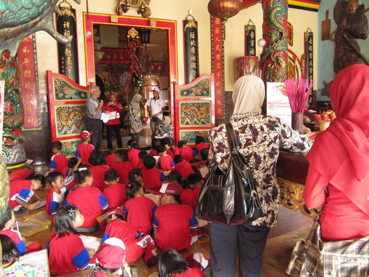 Besuch einer Schulklasse. (Eng-An-Kiong-Tempel) Man beachte die beiden mit Kopftuch bedeckten muslimischen Leherinnen. So wird's gemacht!