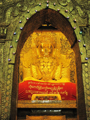 Die Mahamuni Paya beinhaltet einen 4 Meter hohen Buddha der seit mehreren Generation mit hauchdünnen Goldblättchen beklebt wird.