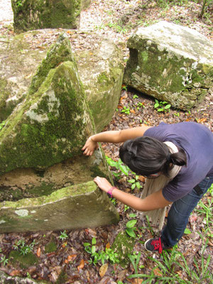 Chihi repariert eine alte Ruine.