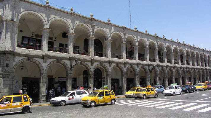 Die Arkaden am Plaza de Armas beherbergen neben dem Touristeninformationscenter auch unseren Supermarkt.