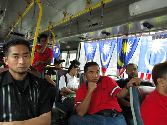 Im öffentlichen Bus.