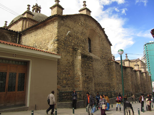 Die Iglesia San Francisco von der Seite. (Sagarnaga Straße)