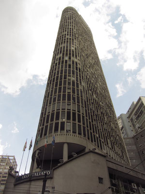 Das Edifìcio Itàlia ist ein Hochhaus mit Aussichtsplattform und Panoramarestaurant. Zwischen 15 und 16 Uhr ist der Eintritt frei.