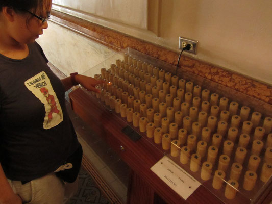 Elektrische Spendekerzen in der Kathedrale.