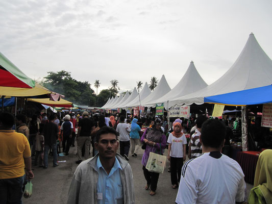 Malayischer Markt während des Ramadans.