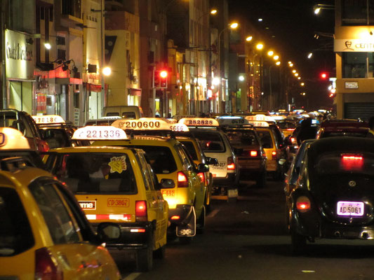 Trujillo am Abend heißt definitiv zu viele Taxis. Die Luft stinkt bestialisch.