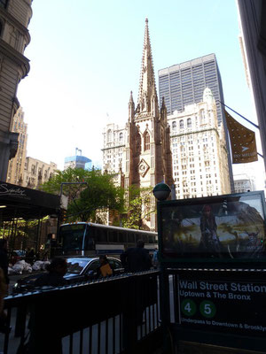 Wall Street Subway Eingang mit Trinity Church im Hintergrund.