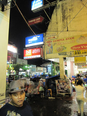 Souvenirarkade in der Malioboro-Straße, einer Mischung aus Prachtbazaar und Bangkok's Khao-San-Road.