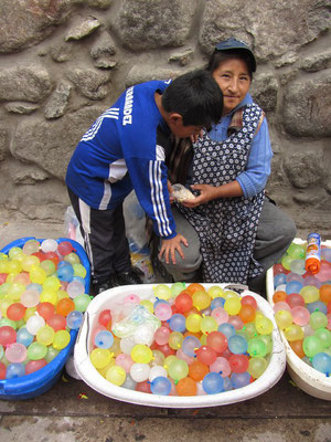 An Karneval wurden diese Wasserbomben in der ganzen Stadt für einen Boliviano verkauft. Sebastian wurde Großeinkäufer.