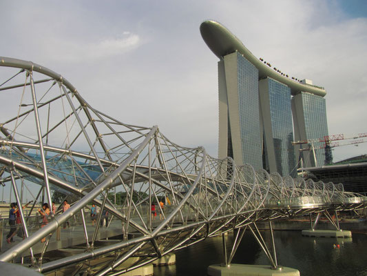 Helix Brücke zum Marina Bay Sands.