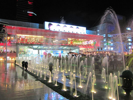 Wasserspiele vor 2 Shopping Malls.