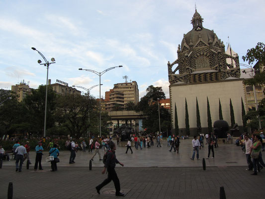 Der Plaza Botero mit dem Palacio de la Cultura im Hintergrund.
