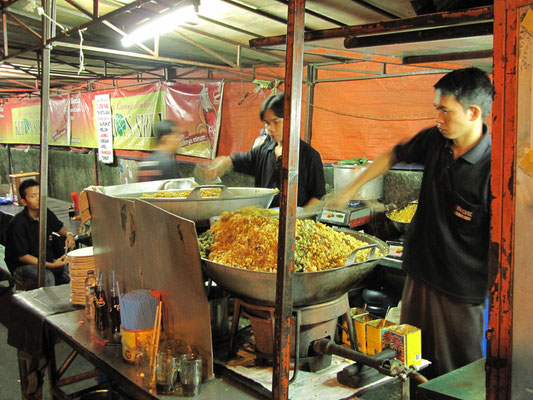 Der Hauptstadts bekanntestes Nasi-Goreng-Straßenrestaurant. Kommt seinem guten Ruf nach, mehr sage ich nicht.