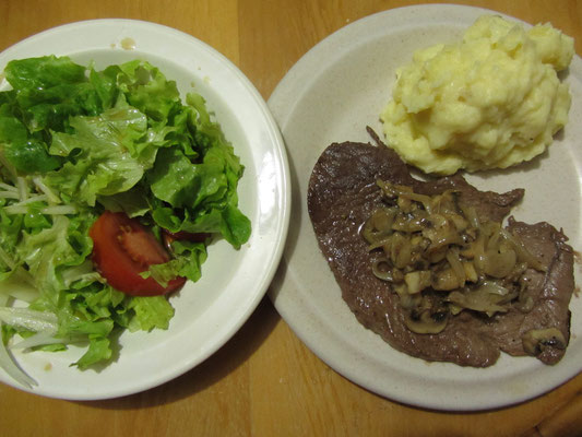 Dünnes Rindersteak mit Kartoffelpüree und Salat