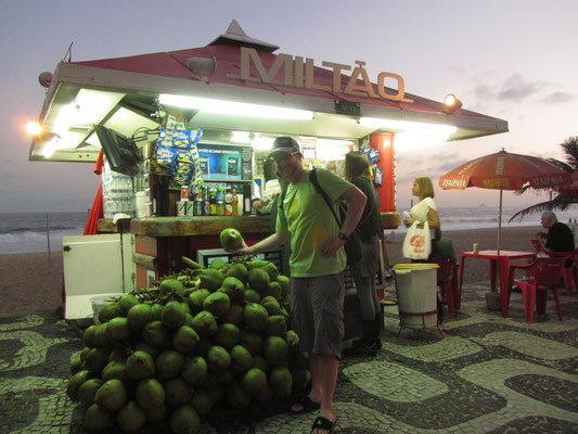 Frischer Kokosnusssaft wird überall an der Strandpromendae feilgeboten. Zu überhöhten brasilianischen Touristenpreisen leider.