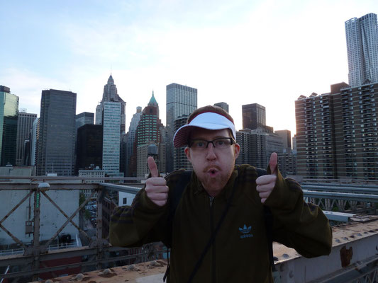 Er auf der Brooklyn Bridge.