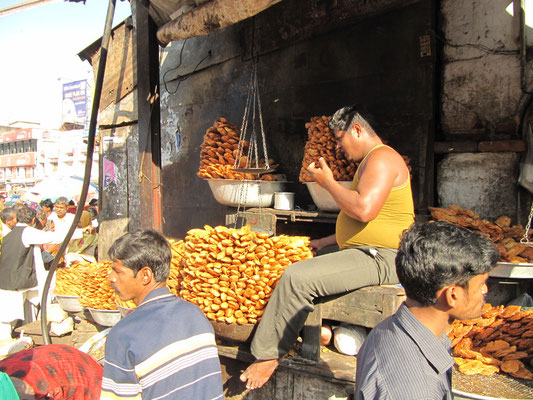 Verkäufer von Frittiertem vor dem Jagannath Mandir.