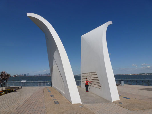 Postcards (auch Staten Island September 11 Memorial) ist der Name eines Mahnmals auf Staten Island in New York City in den Vereinigten Staaten. 