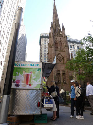 Protein-Shakes vor der Trinity Church.